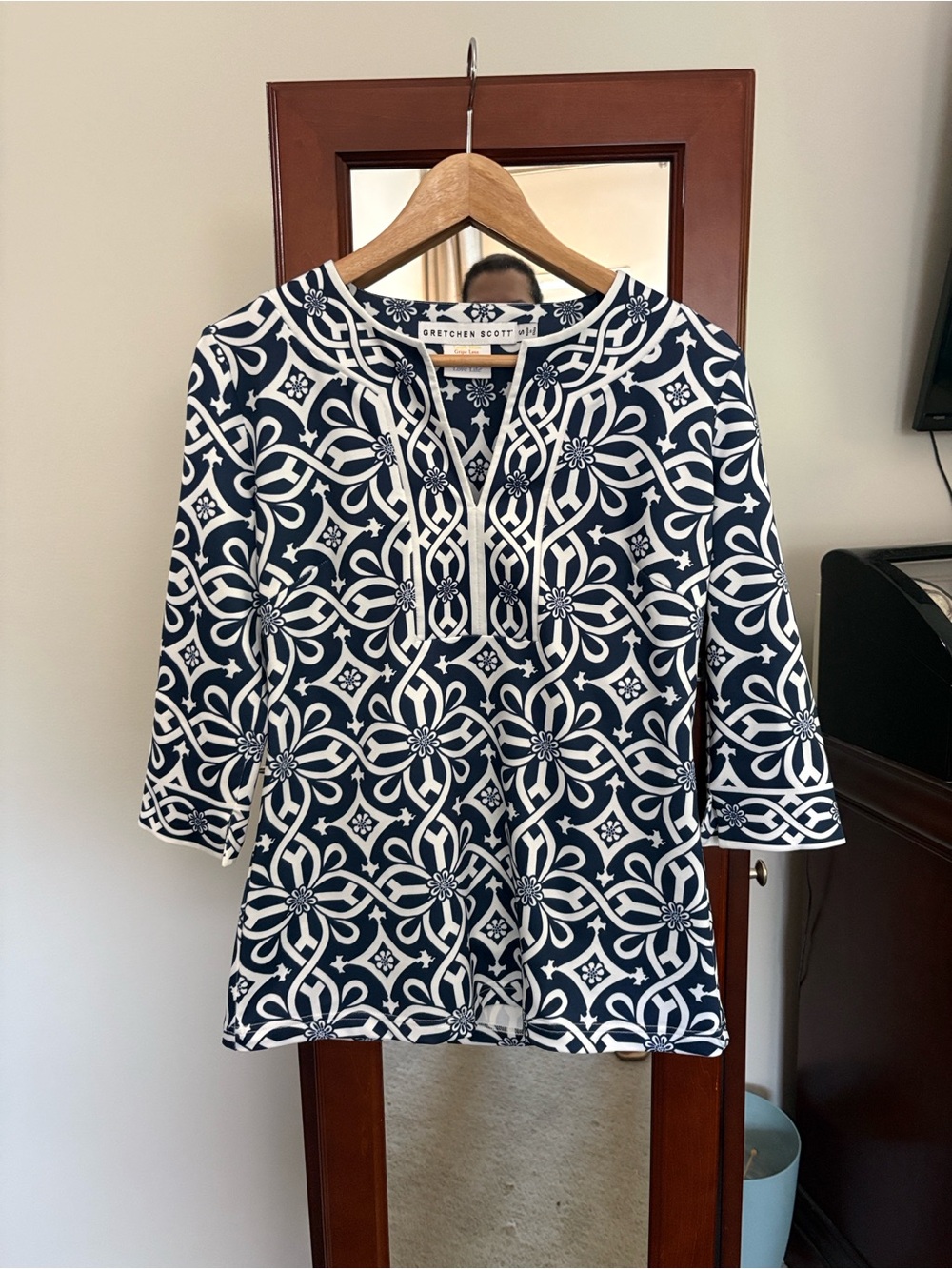 EUC SIZE S Gretchen Scott Arabesque navy and white printed split neck tunic top.